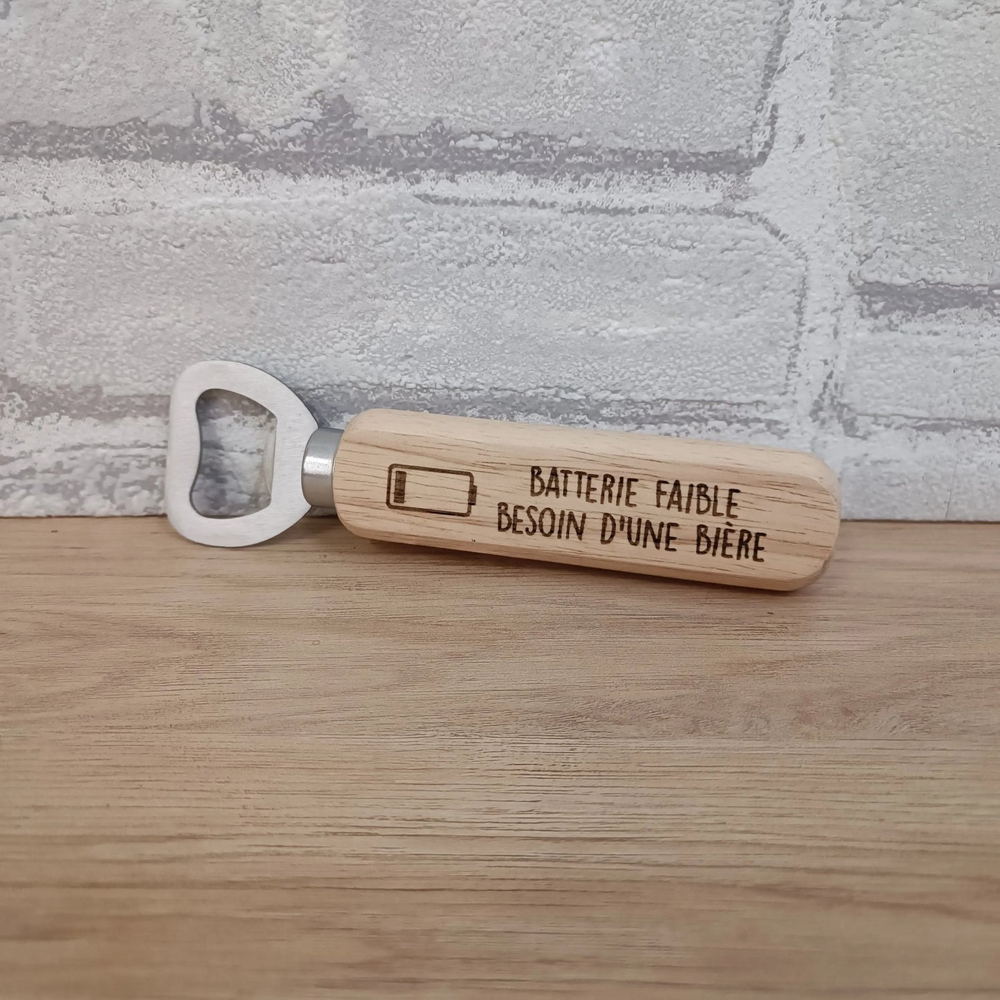 Décapsuleur en bois gravé personnalisé