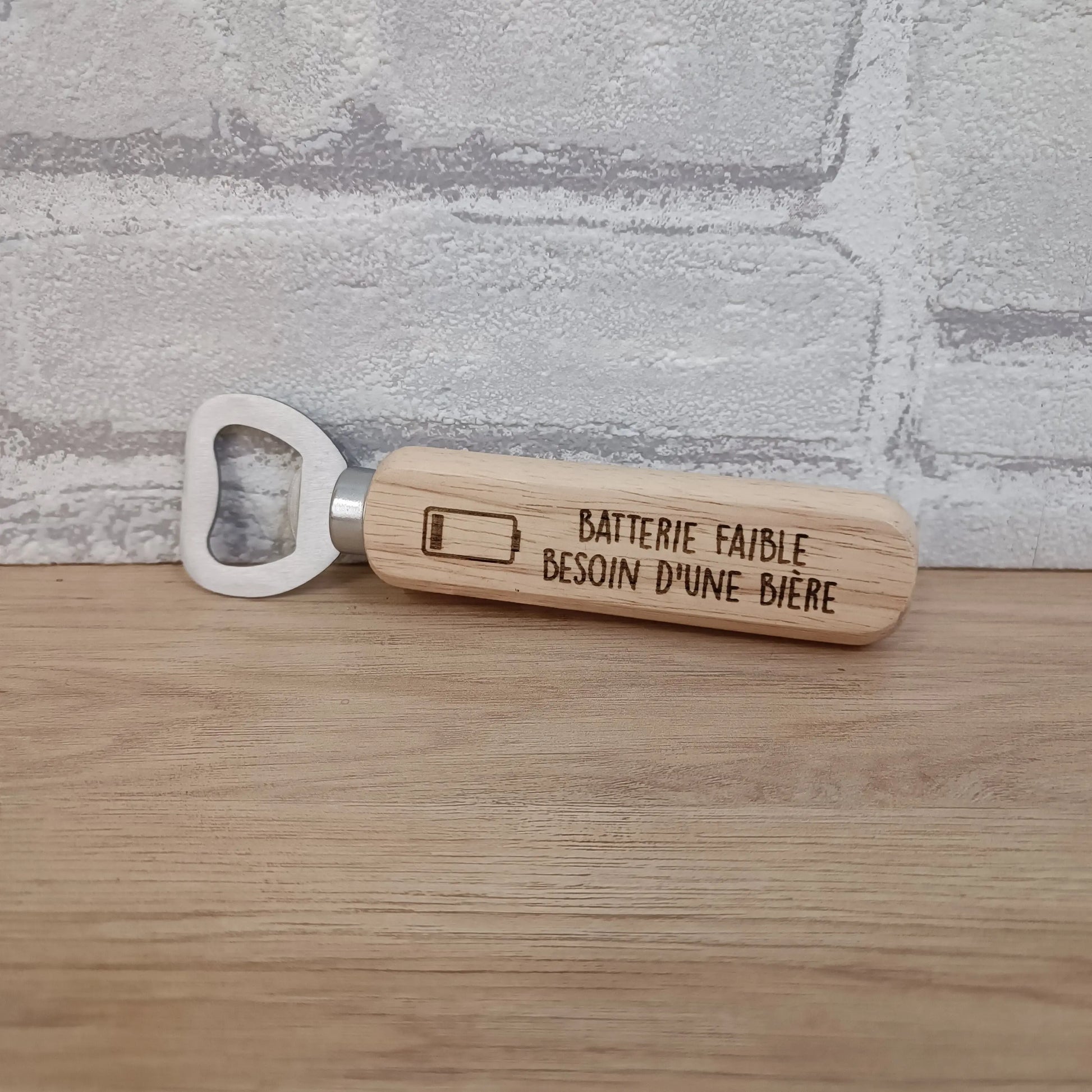 Décapsuleur en bois gravé personnalisé