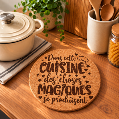 Dessous de plat en liège personnalisé Dans cette cuisine des choses magiques se produisent
