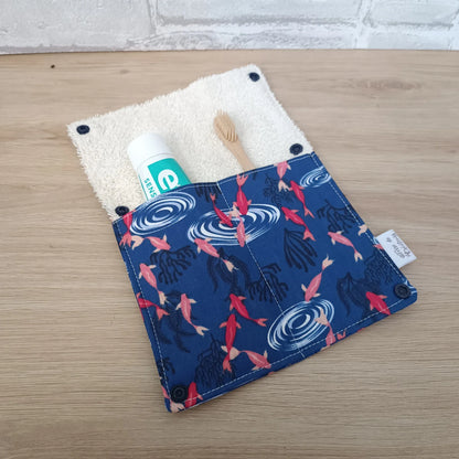 Étui à brosse à dents et dentifrice motif carpe koi sur fond bleu