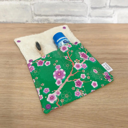 Étui à brosse à dents fond vert branche de fleurs de cerisiers mauve