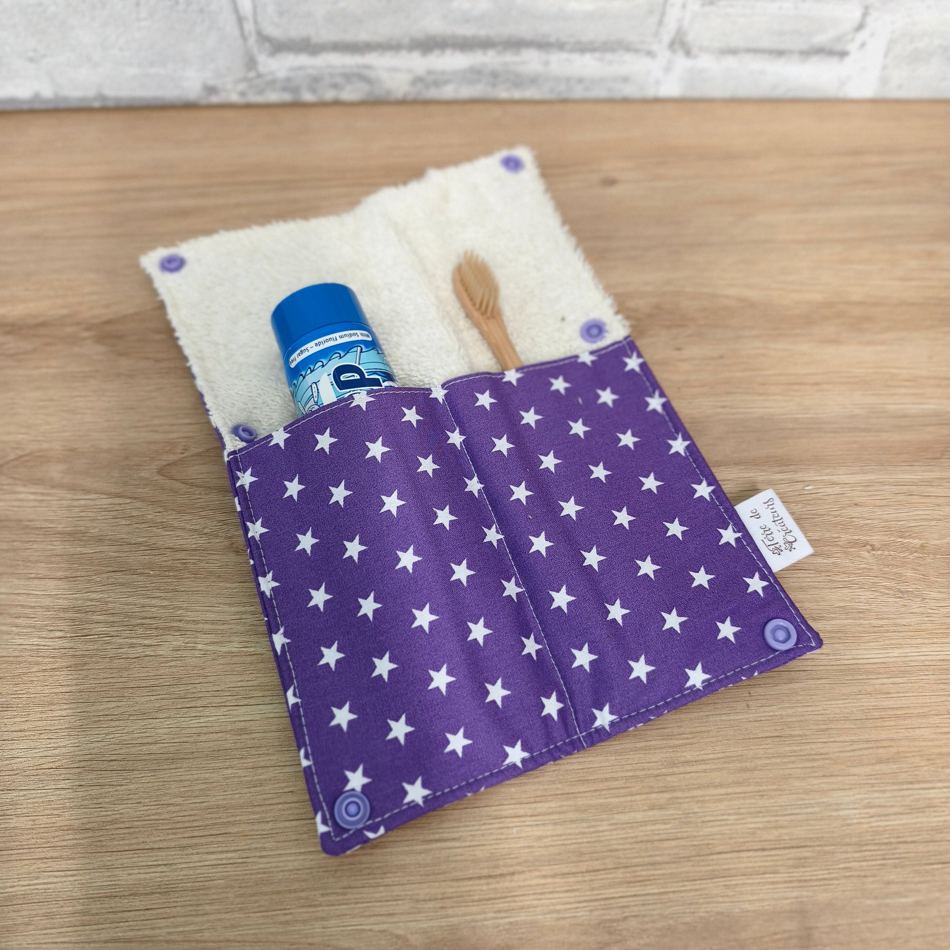 Pochette pour brosse à dents et dentifrice