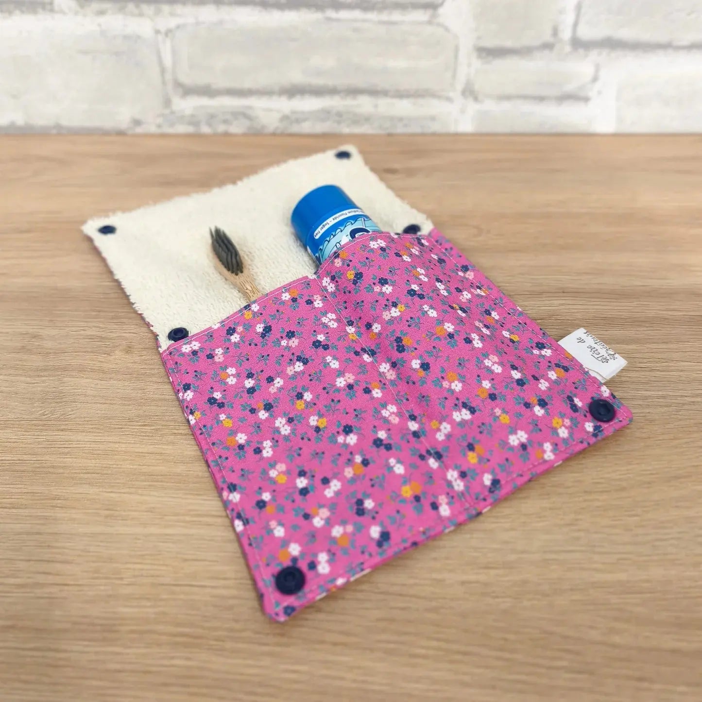 Étui à brosse à dents petites fleurs fond rose