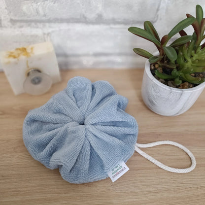 Fleur de douche en éponge de bambou couleur bleu ciel lavable et réutilisable