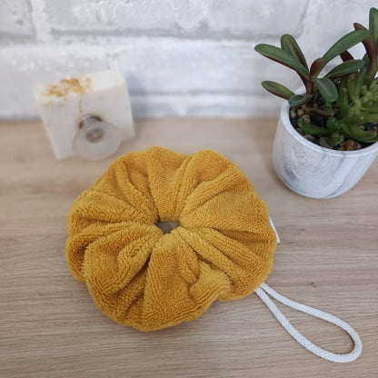 Fleur de douche en éponge de bambou couleur jaune lavable et réutilisable