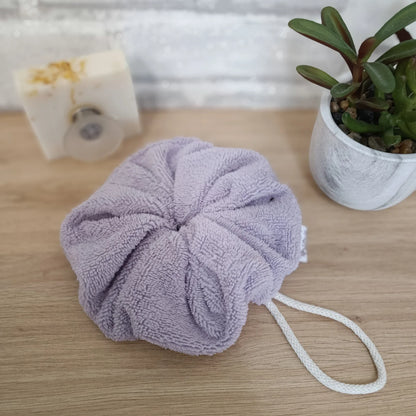 Fleur de douche en éponge de bambou couleur mauve lavable et réutilisable
