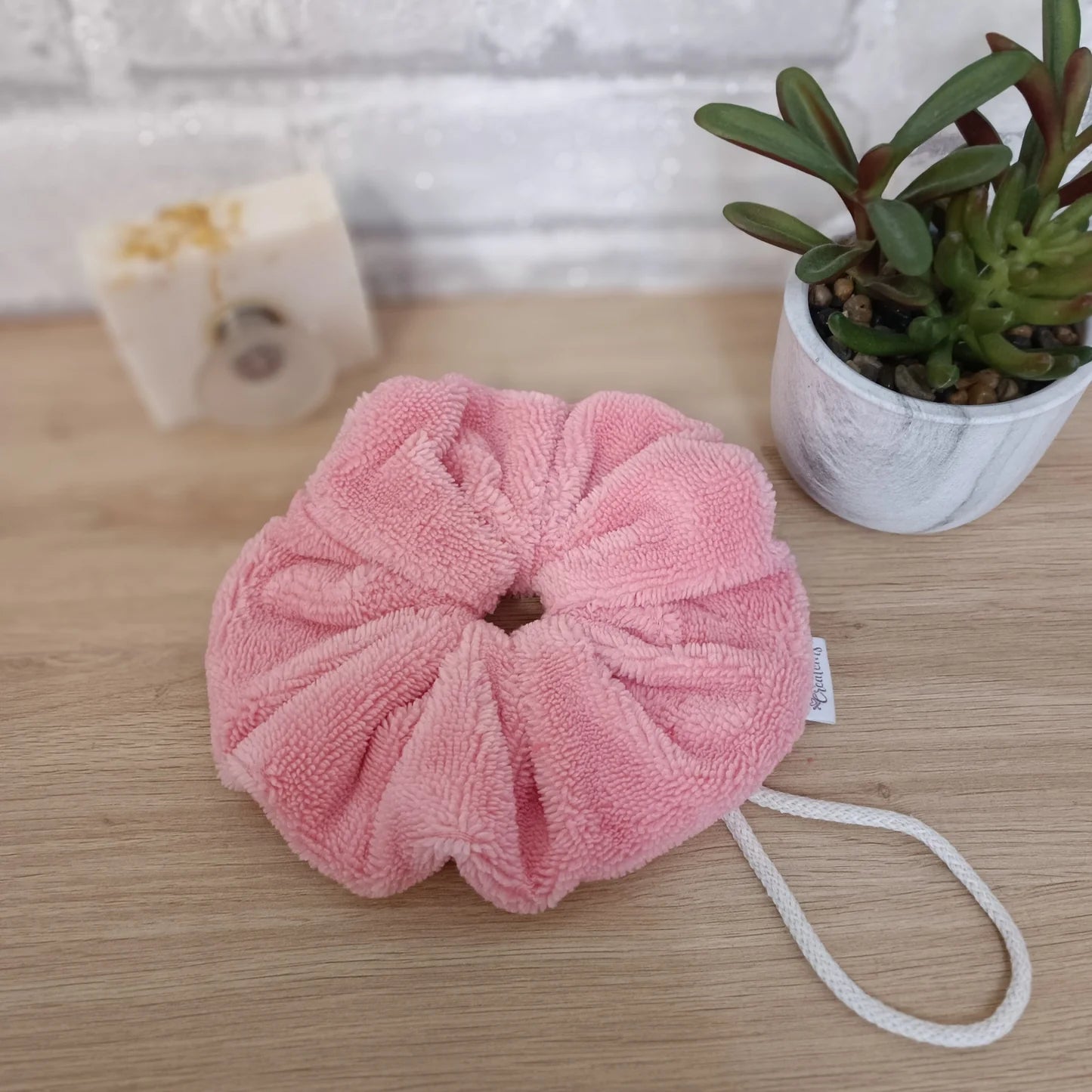 Fleur de douche en éponge de bambou couleur rose pâle lavable et réutilisable