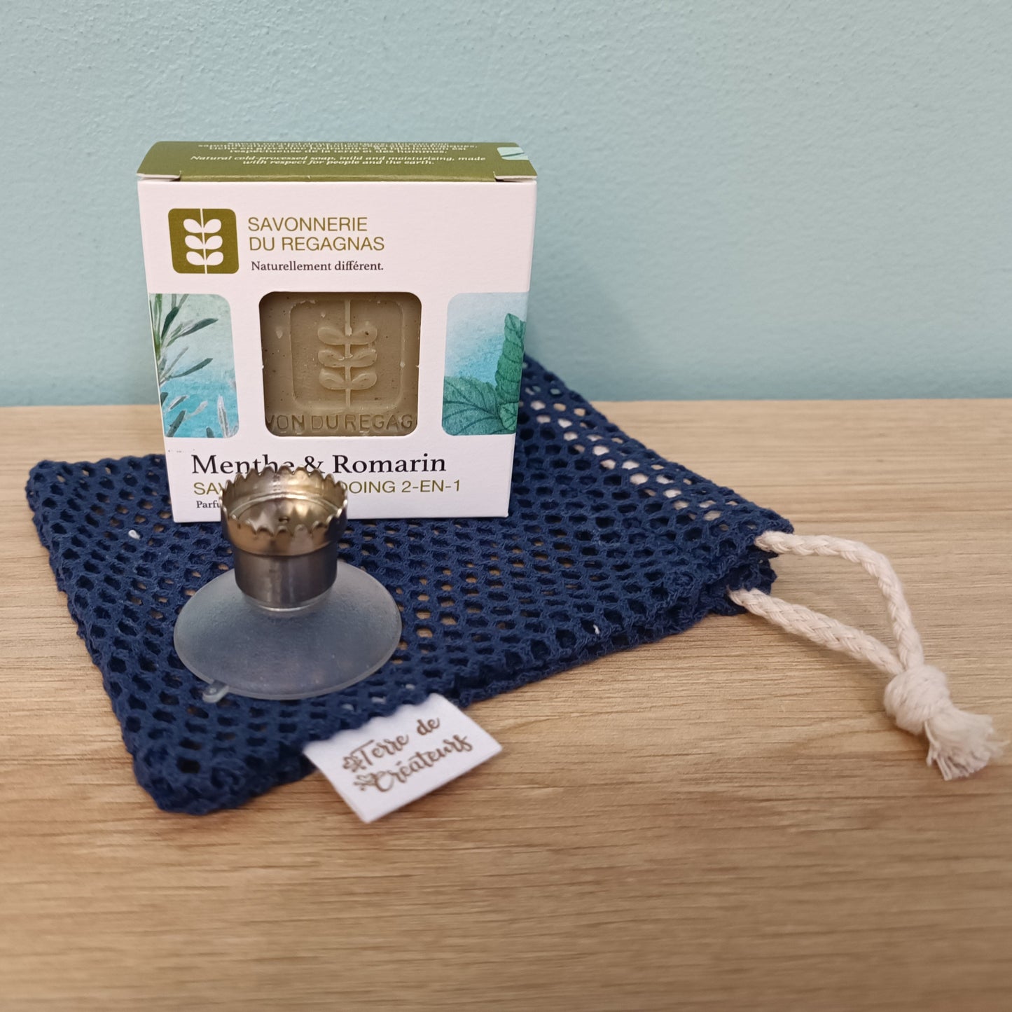 Kit zéro déchet avec savon solide bio, filet à savon bleu marine et ventouse aimanté à savon