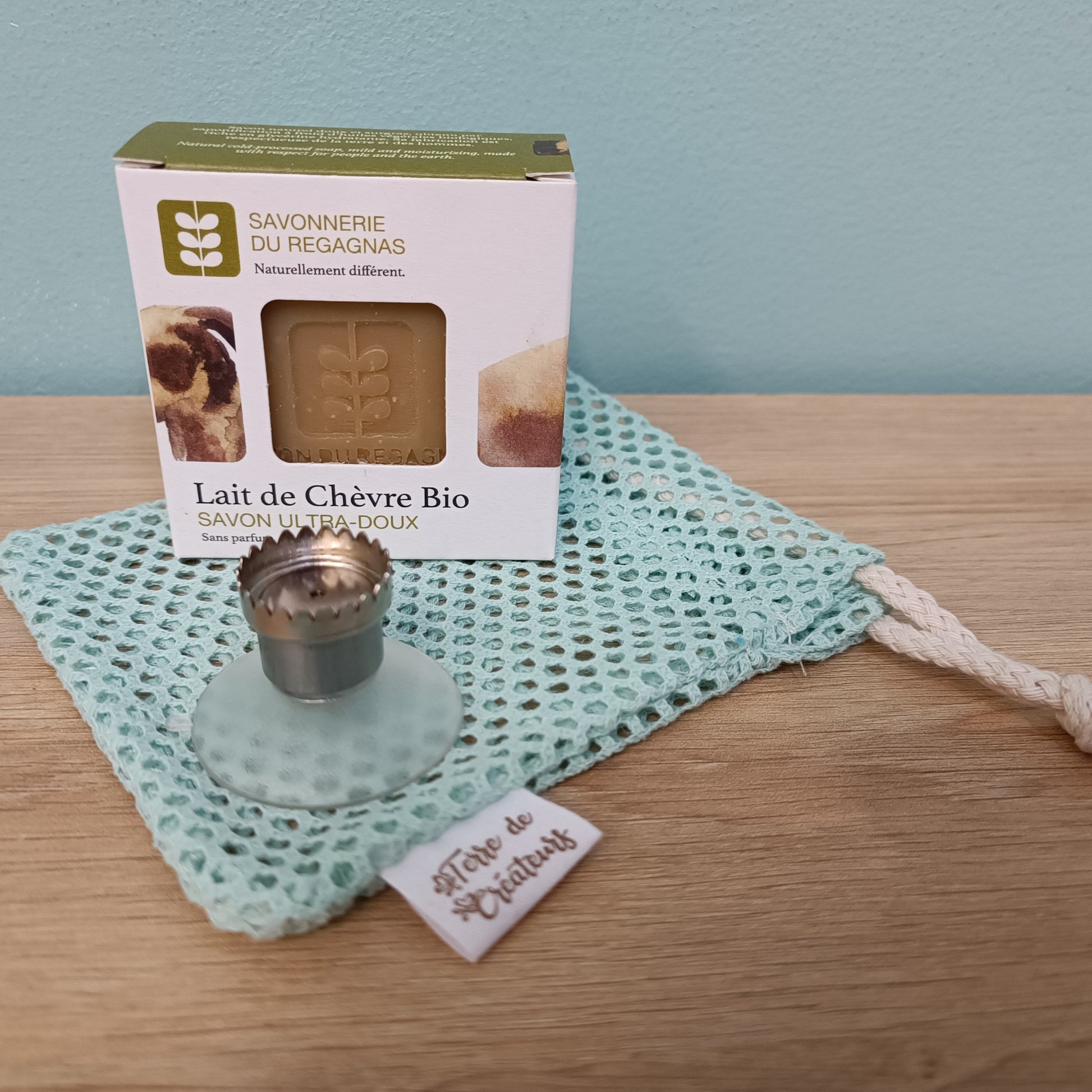 Kit zéro déchet avec savon lait de chèvre bio, filet à savon vert d'eau et ventouse aimanté à savon