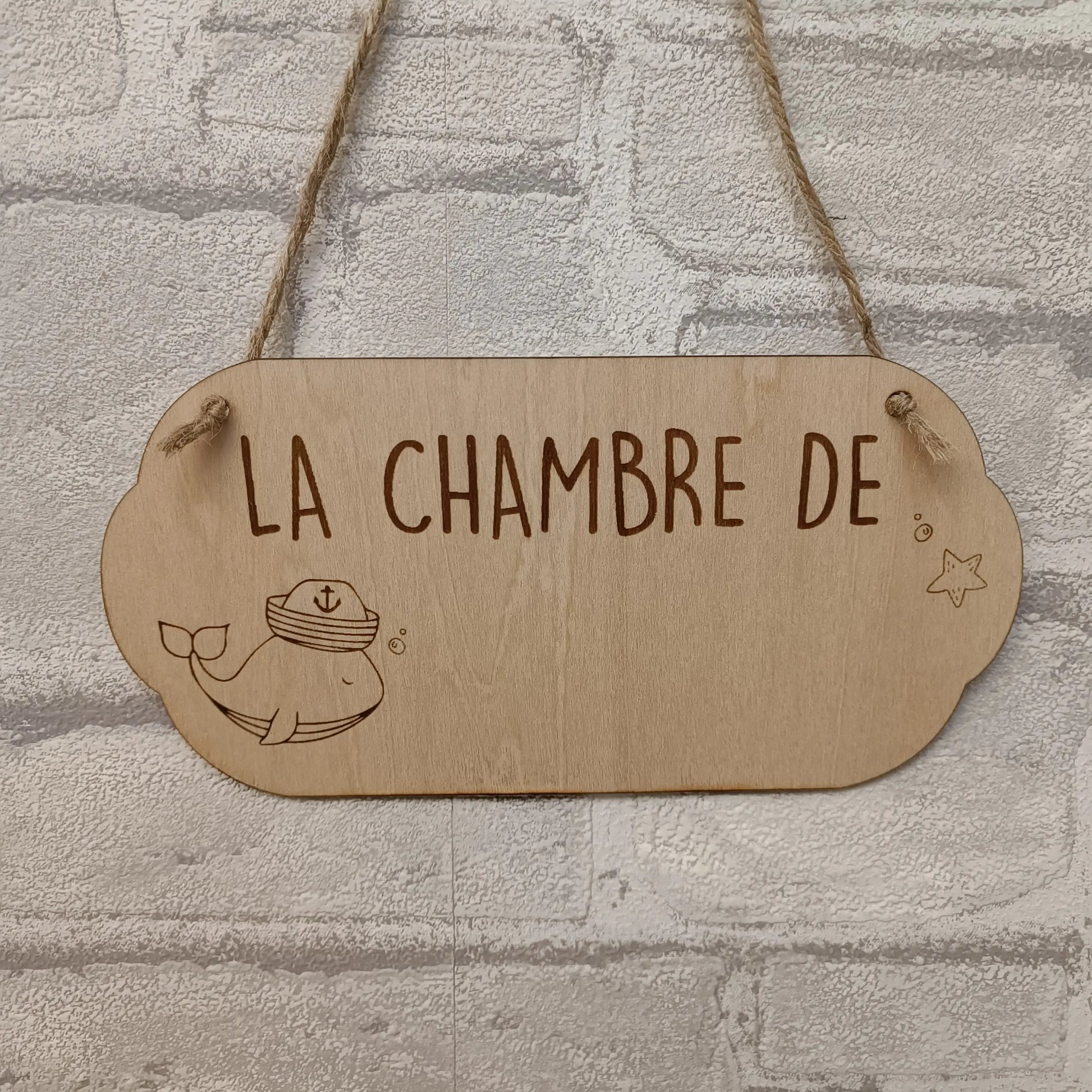 Plaque prénom enfant en bois pour porte de chambre thème marin et baleine