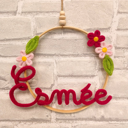 Prénom en tricotin Esmée avec fleurs