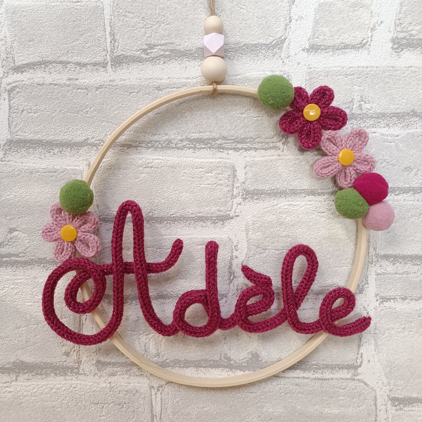 Prénom en tricotin Adèle coloris rose avec des fleurs