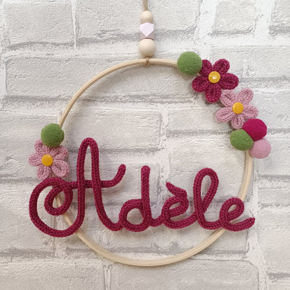 Prénom en tricotin Adèle coloris rose avec des fleurs