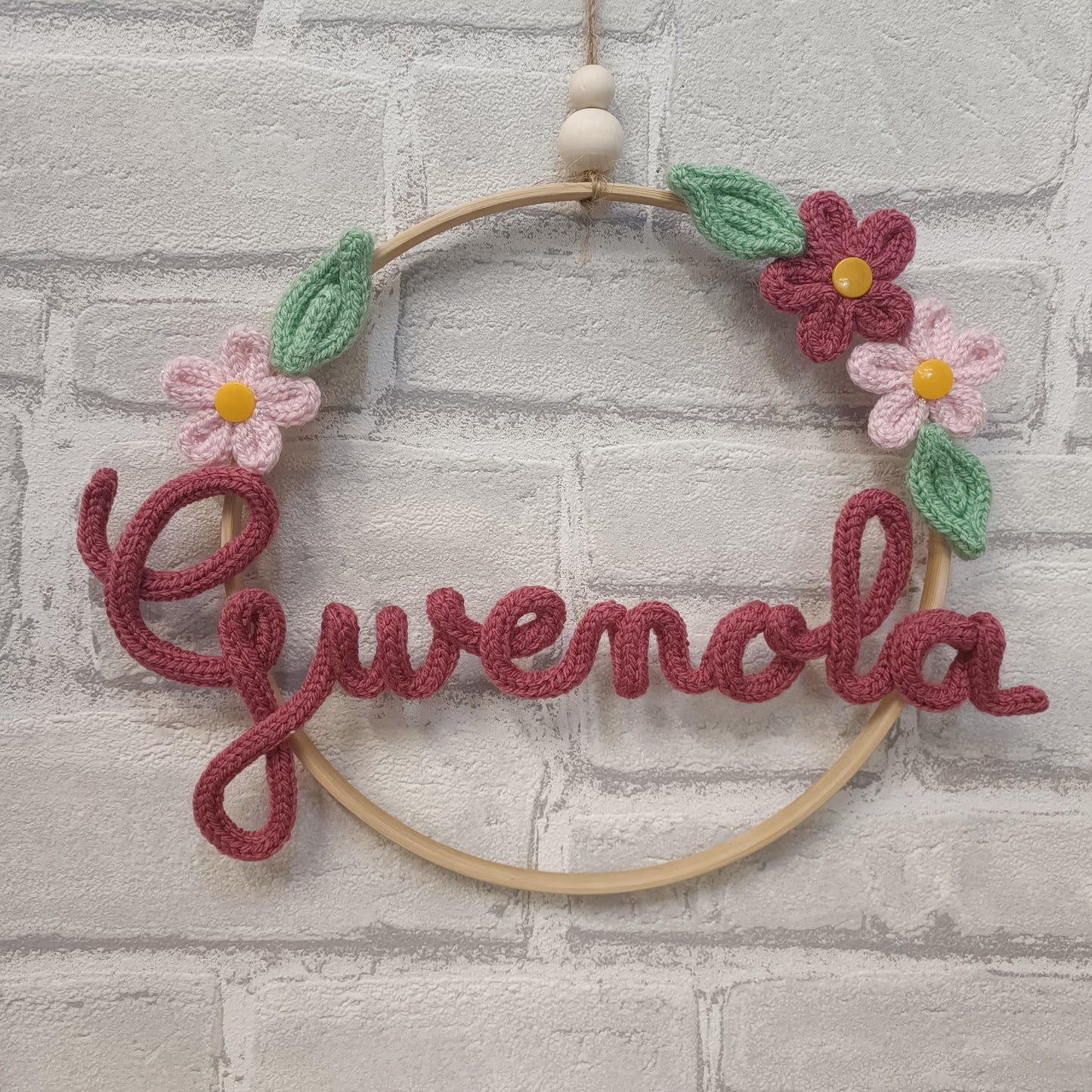 Prénom en tricotin Gwenola avec fleurs