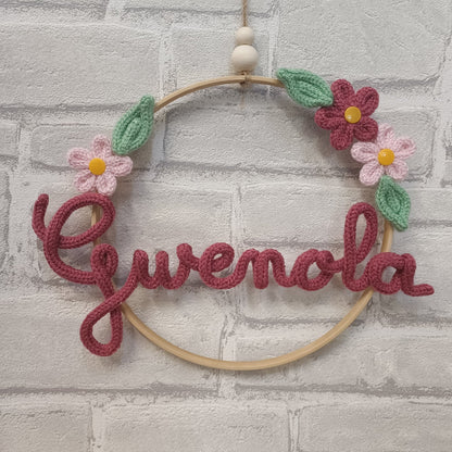 Prénom en tricotin Gwenola avec fleurs