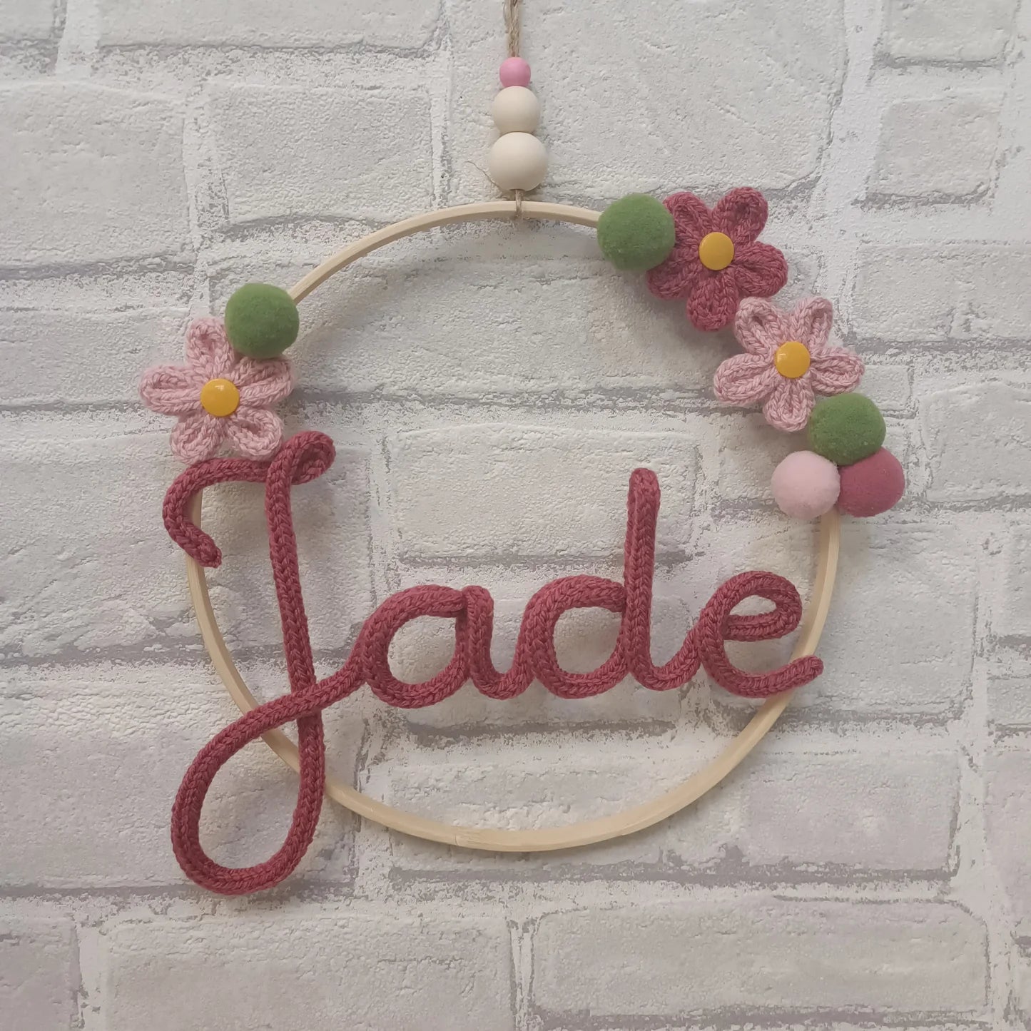 Prénom en tricotin Jade rose avec fleurs