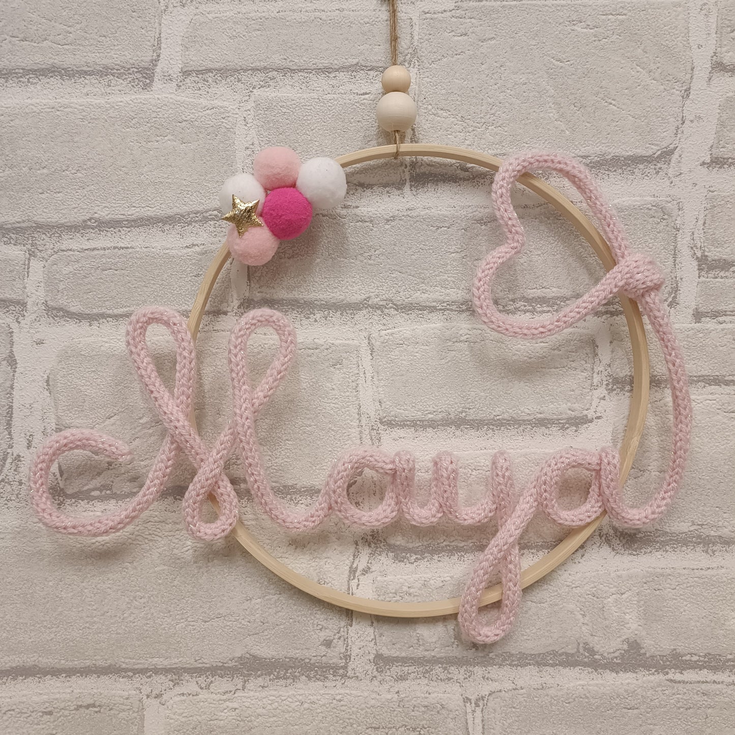 Prénom tricotin fait main Maya avec ballon cœur dans les tons roses clairs