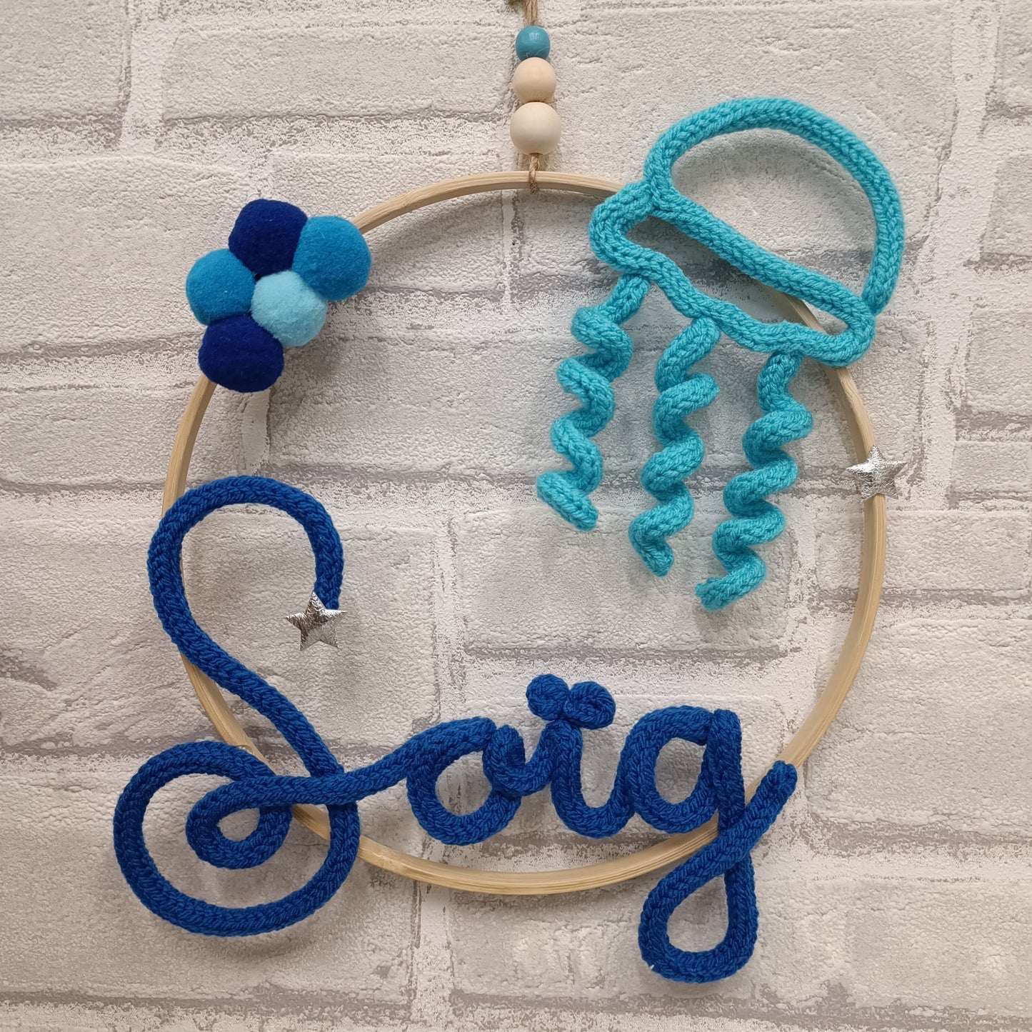 Prénom tricotin fait main Soïg et pieuvre dans les tons bleus