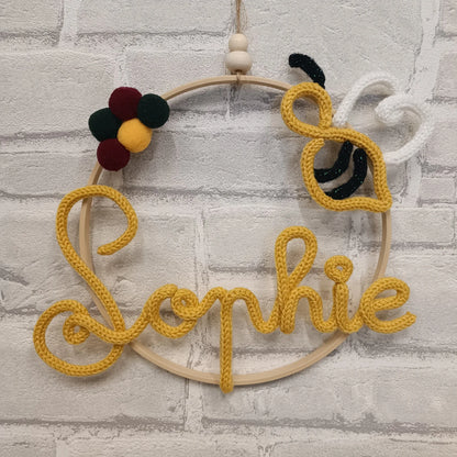 Prénom tricotin fait main Sophie avec une abeille