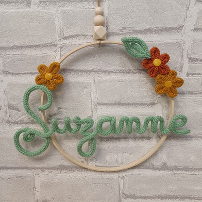 Prénom en tricotin Suzanne vert avec des fleurs