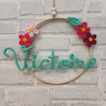 Prénom en tricotin Victoire avec fleurs