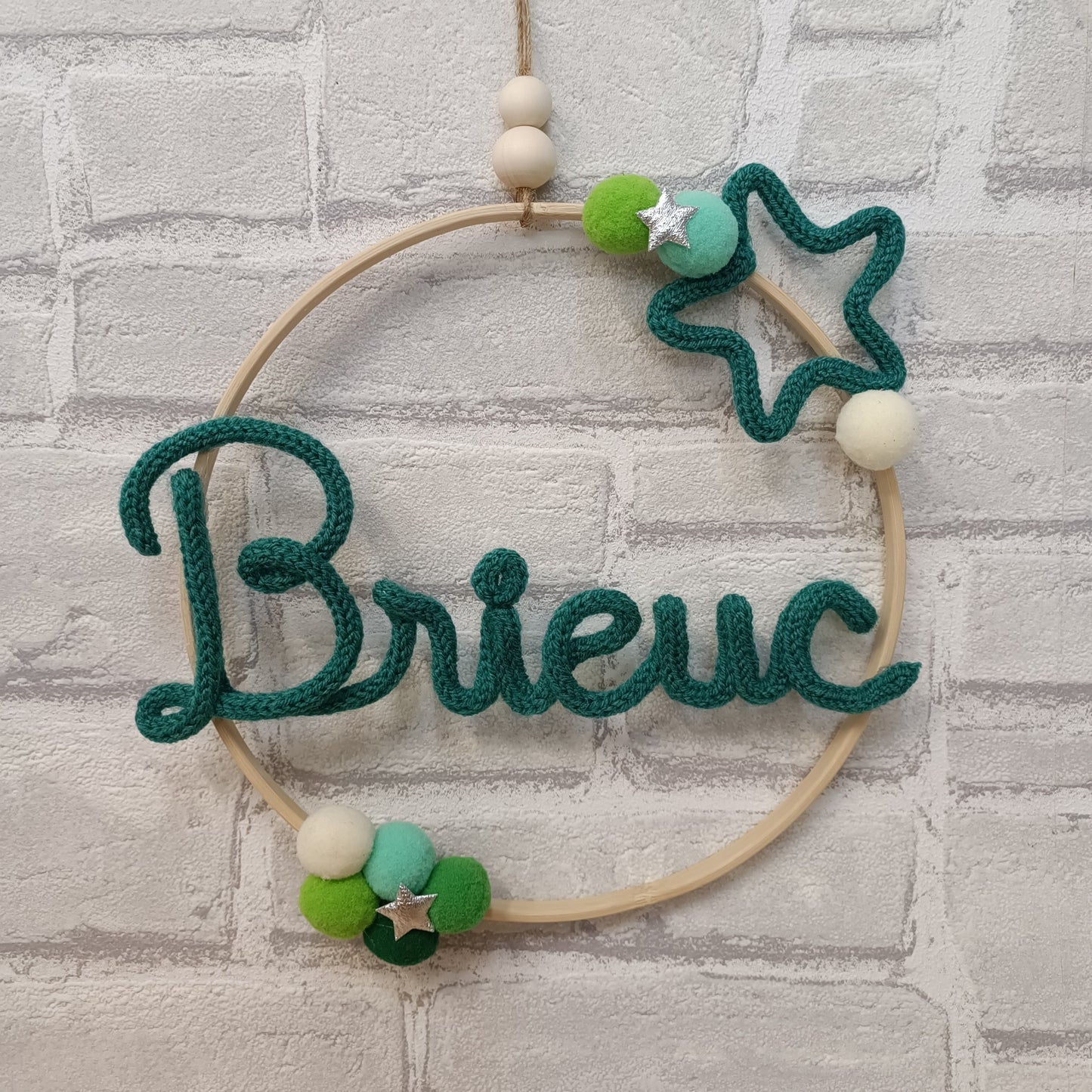 Prénom en tricotin personnalisé Brieuc couleur vert avec étoiles