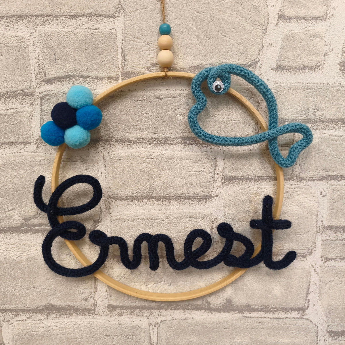 Prénom en tricotin Ernest avec poisson coloris bleu