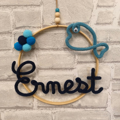 Prénom en tricotin Ernest avec poisson coloris bleu