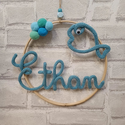 Prénom en tricotin Ethan avec poisson dans les tons bleus