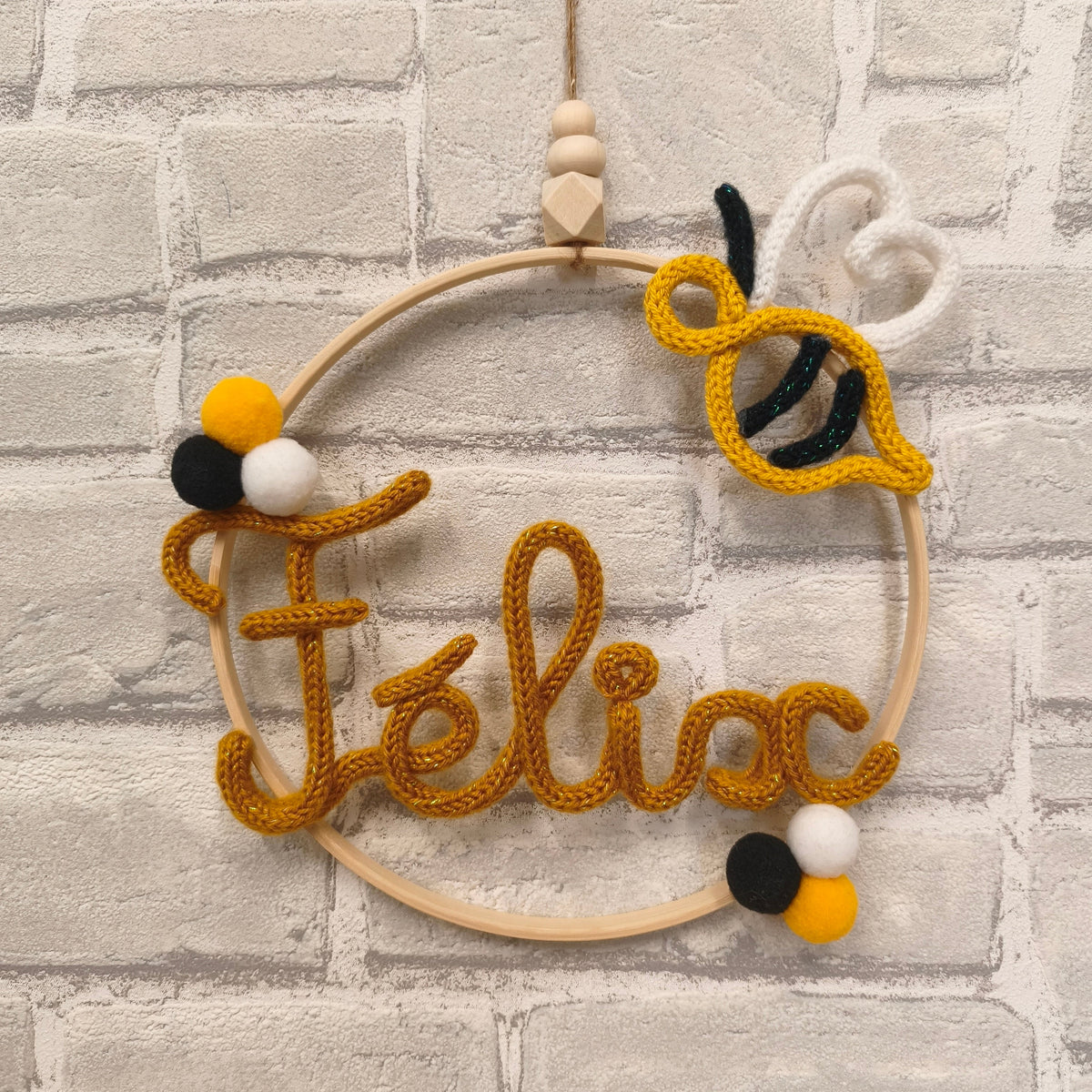 Prénom en tricotin Félix avec une abeille