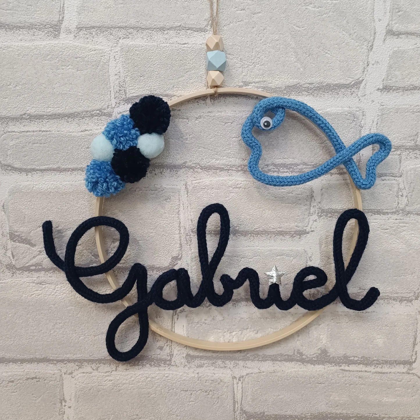 Prénom en tricotin Gabriel avec poisson dans les tons bleus