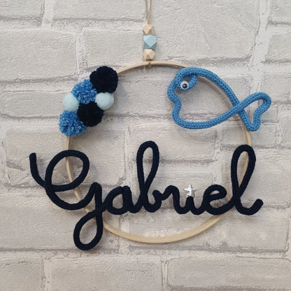 Prénom en tricotin Gabriel avec poisson dans les tons bleus