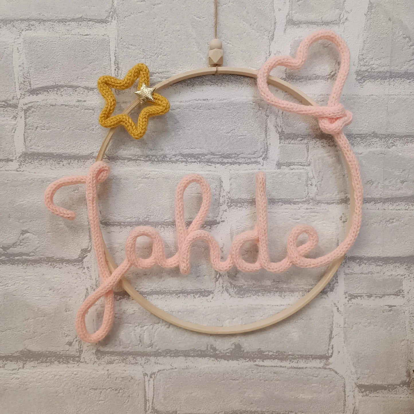Prénom en tricotin Jahde ou Jade couleur pêche