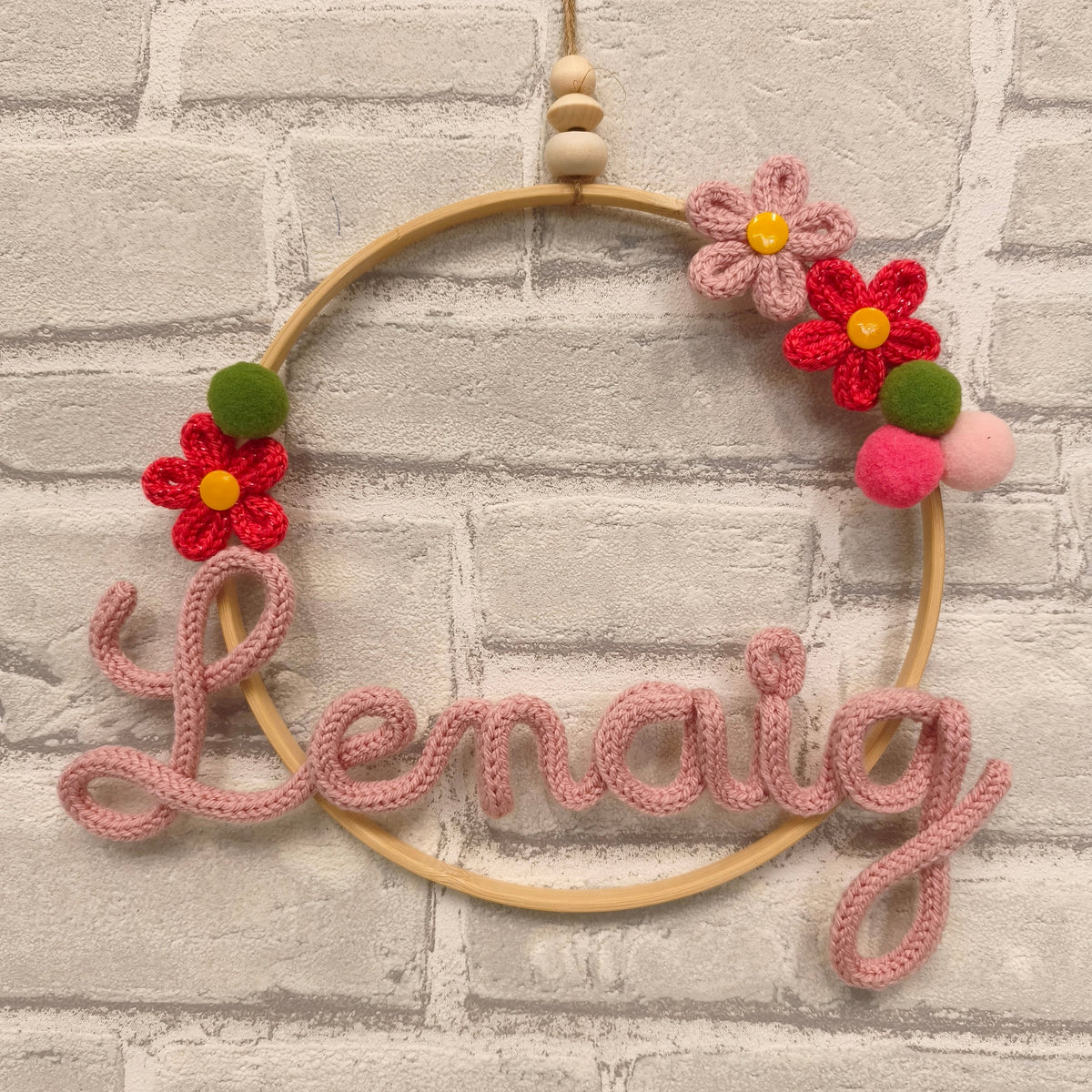 Prénom en tricotin Lenaig avec fleurs