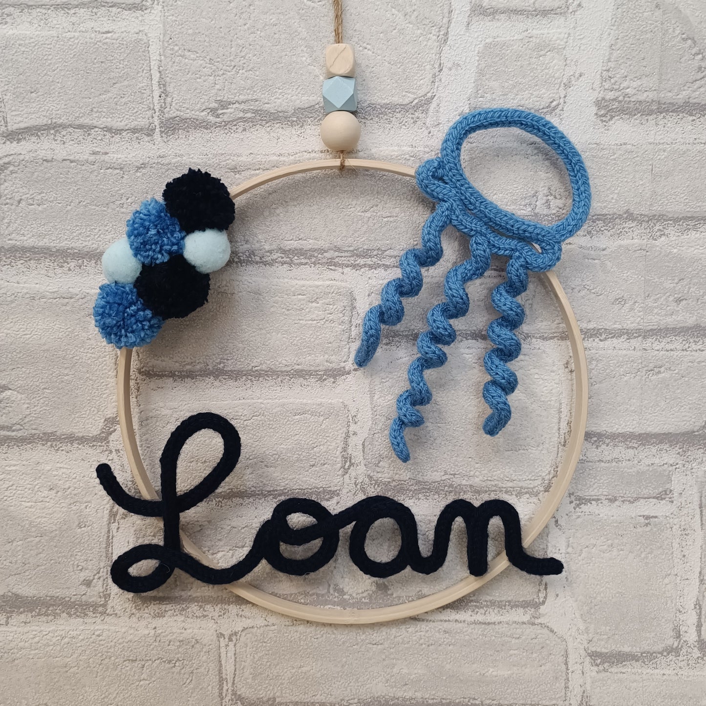 Prénom en tricotin Loan coloris bleu avec pieuvre en tricotin