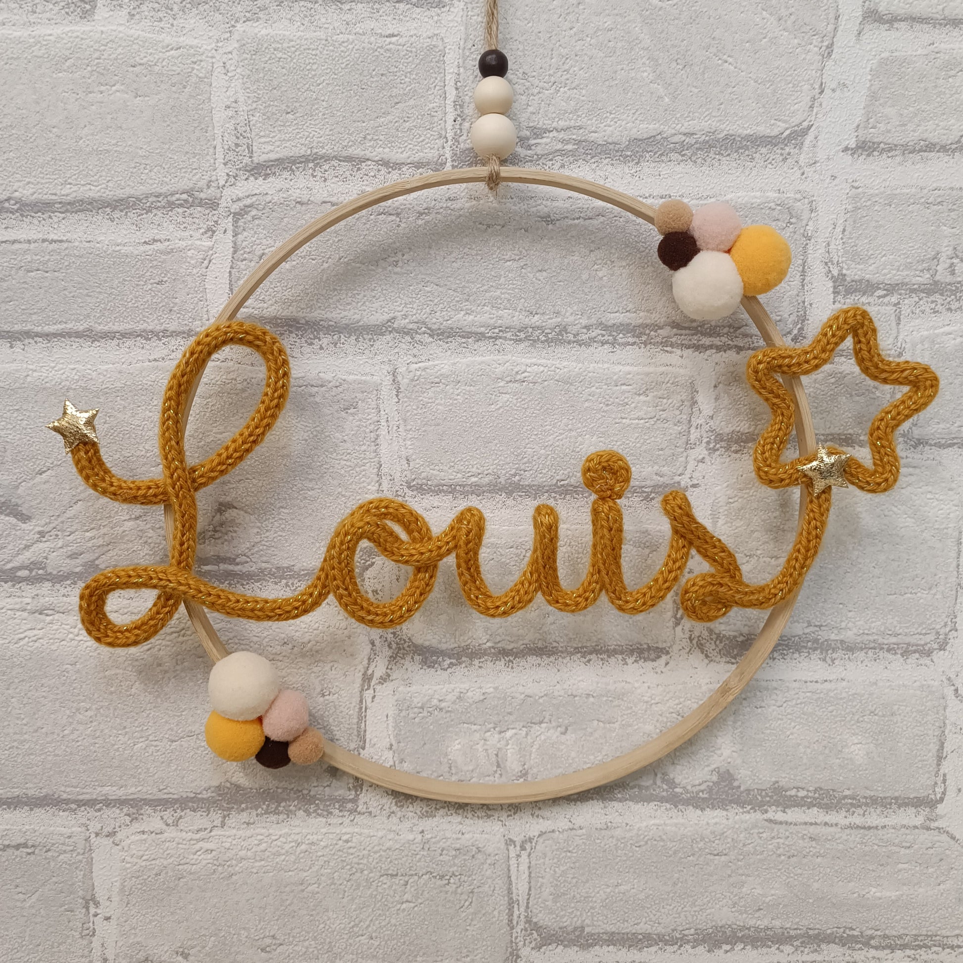 Prénom en tricotin jaune paillette Louis avec étoile