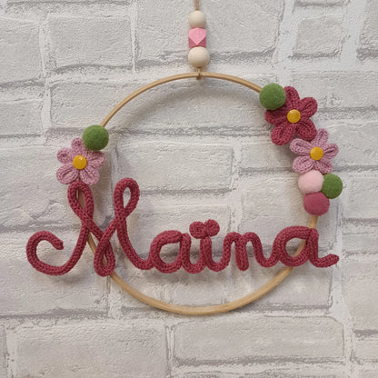 Prénom en tricotin Maïna rose avec des fleurs