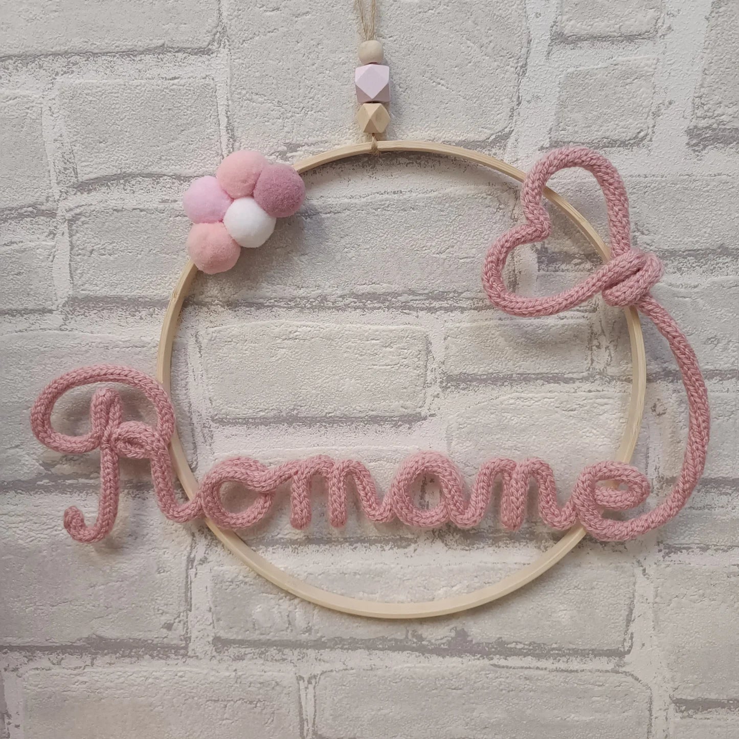 Prénom en tricotin Romane avec un coeur couleur rose