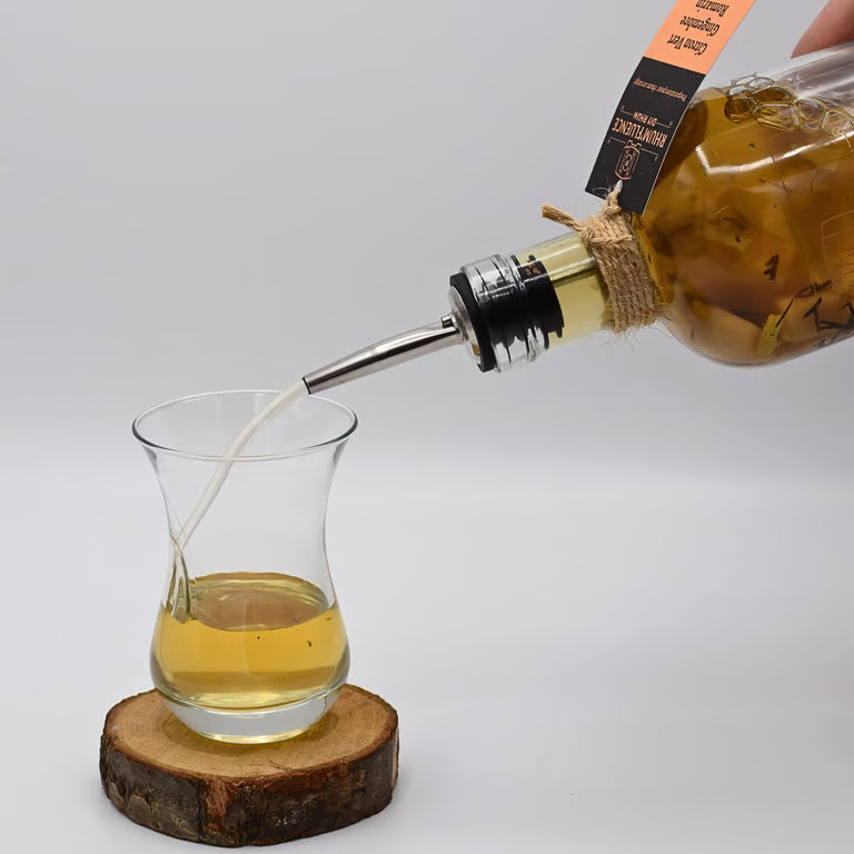 Rhum arrangé citron vert gingembre romarin à servir frais mais pas glacé