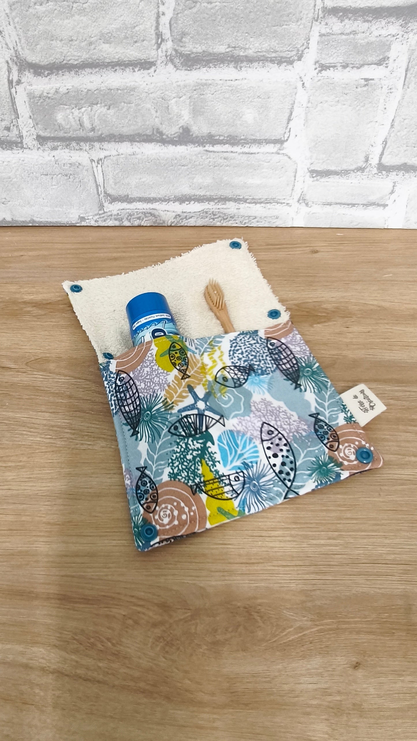 Étui Brosse à Dents et Dentifrice Réutilisable – Pochette en Tissu Terre de Créateurs