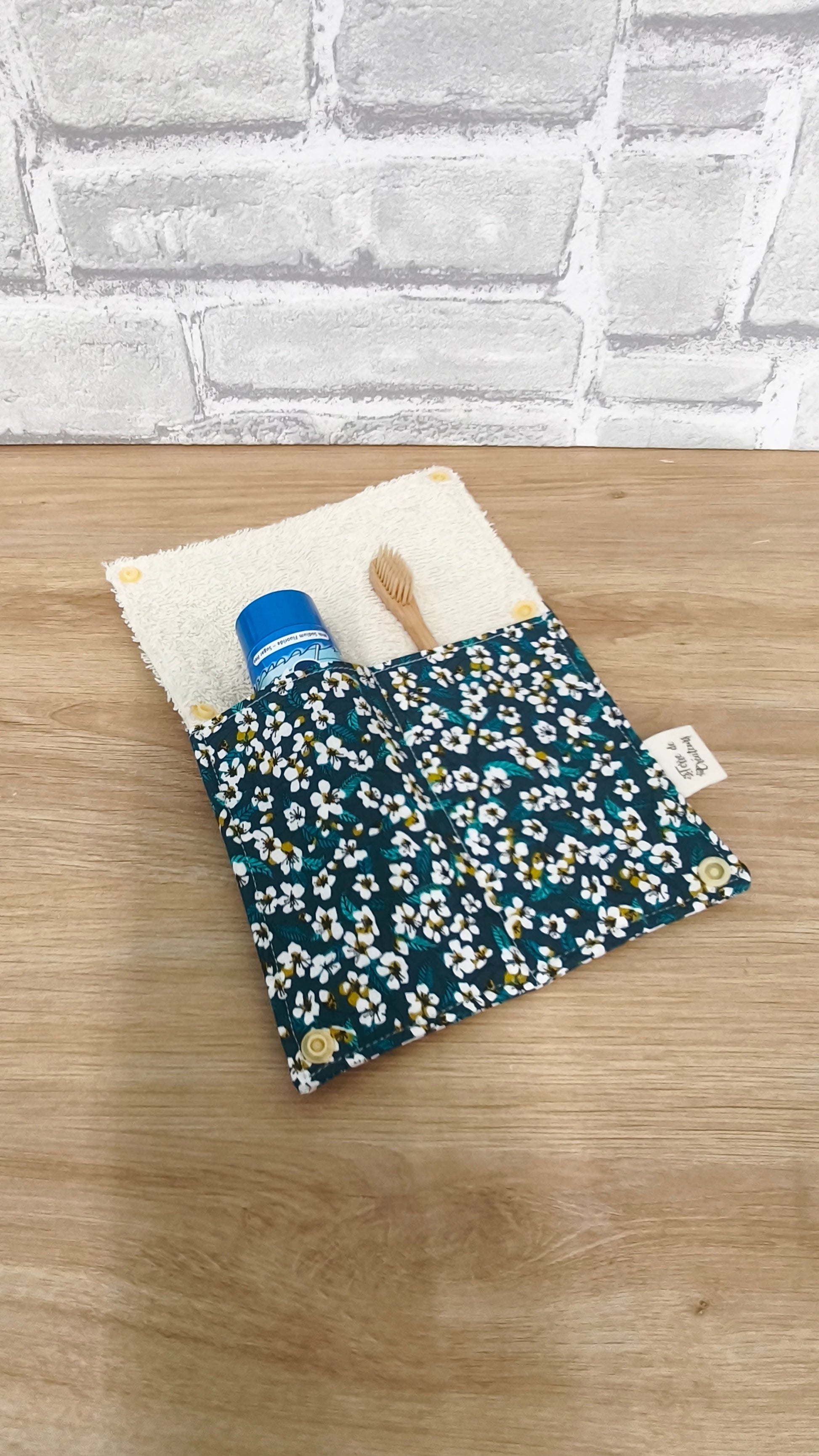 Étui Brosse à Dents et Dentifrice Réutilisable – Pochette en Tissu Terre de Créateurs