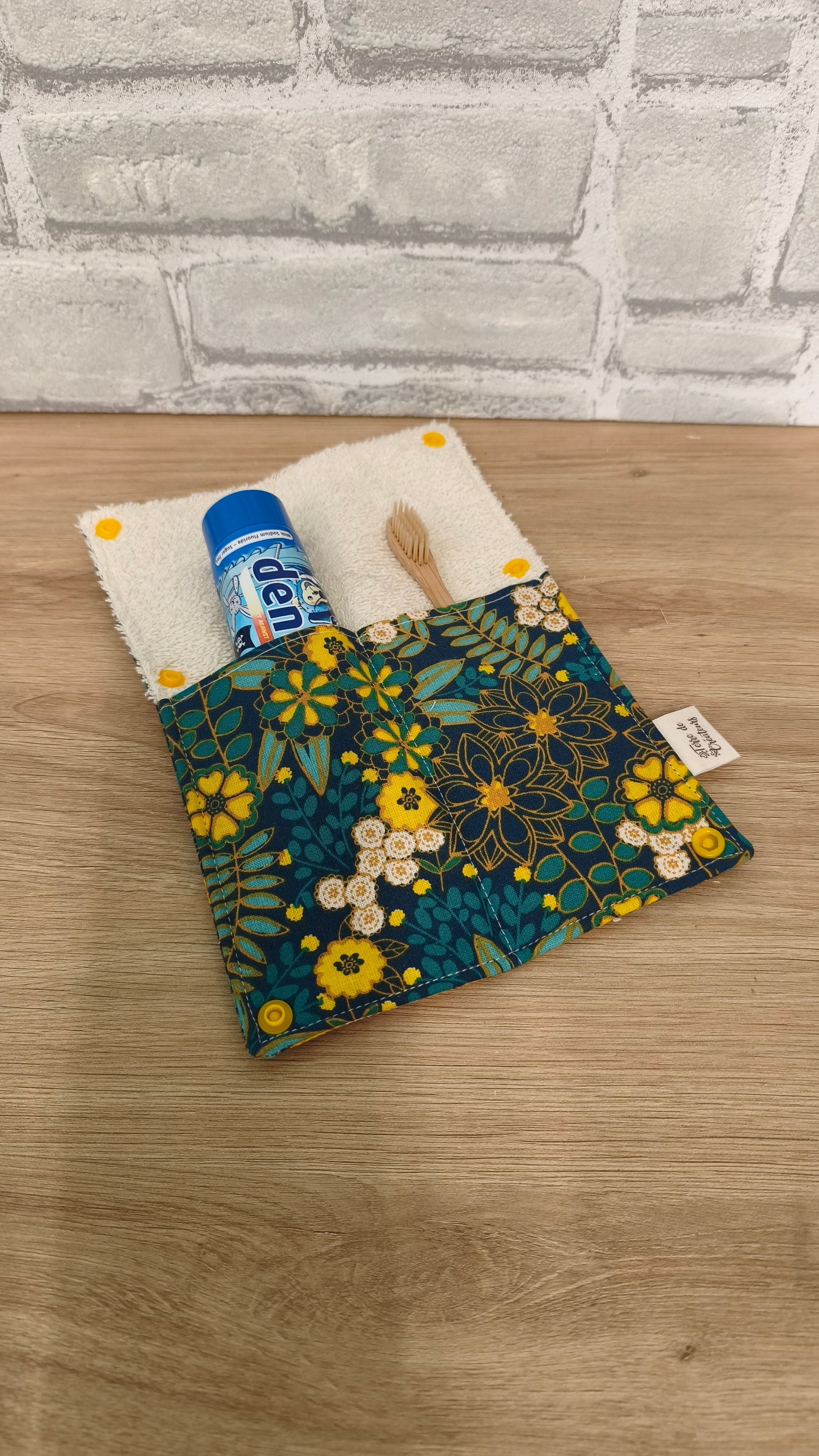 Étui Brosse à Dents et Dentifrice Réutilisable – Pochette en Tissu Terre de Créateurs