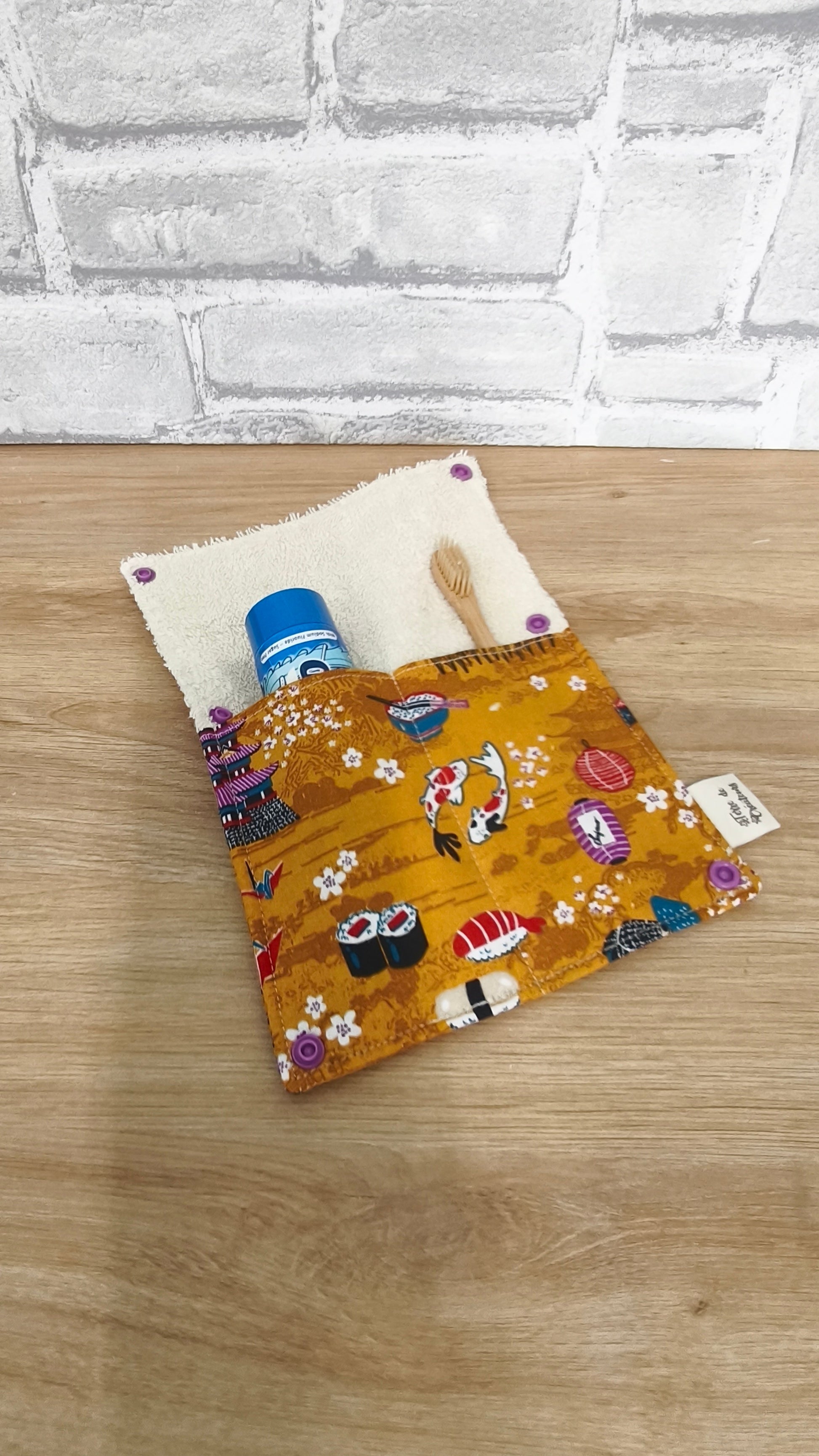 Étui Brosse à Dents et Dentifrice Réutilisable – Pochette en Tissu Terre de Créateurs