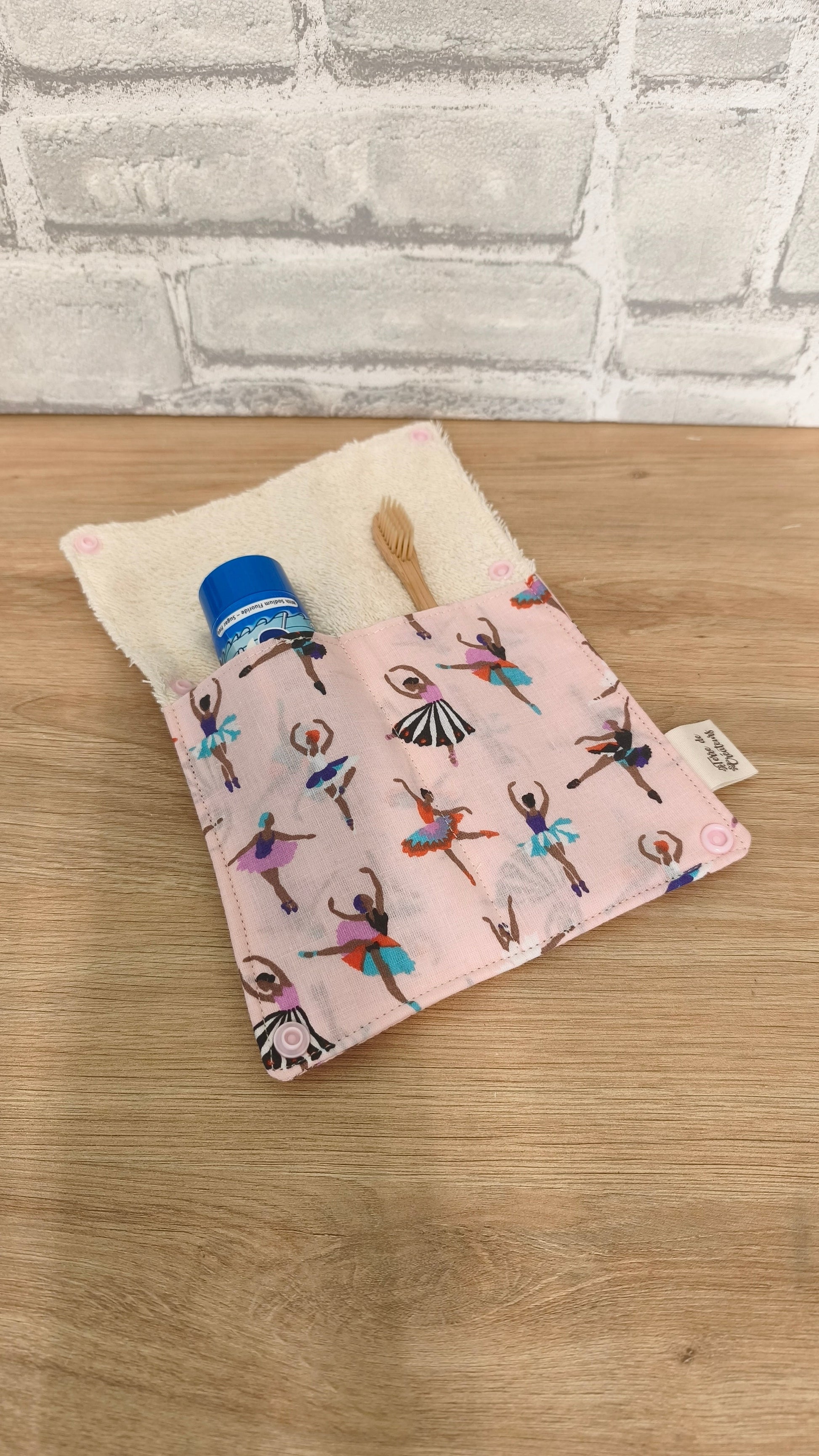 Étui Brosse à Dents et Dentifrice Réutilisable – Pochette en Tissu Terre de Créateurs