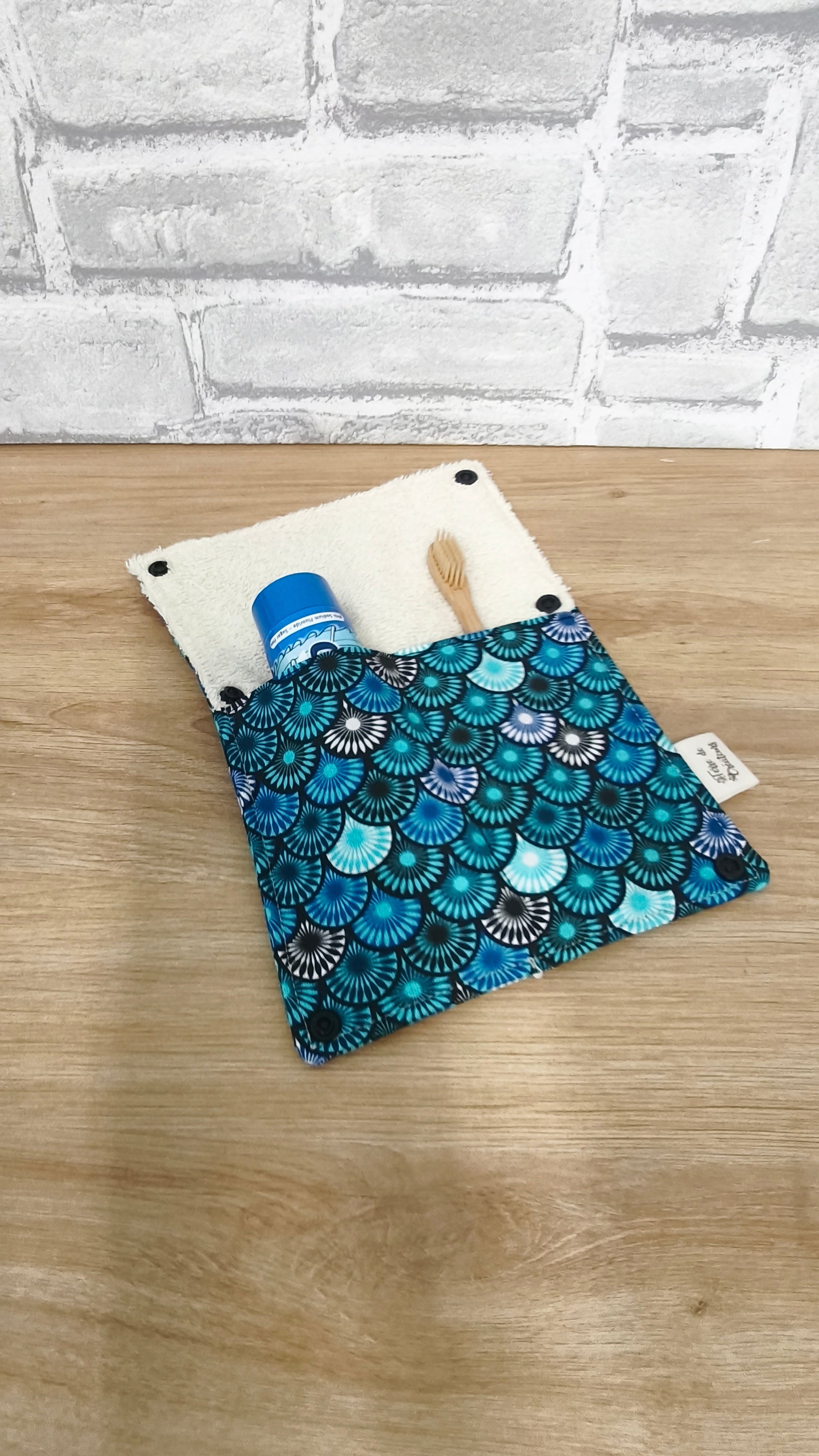 Étui Brosse à Dents et Dentifrice Réutilisable – Pochette en Tissu Terre de Créateurs