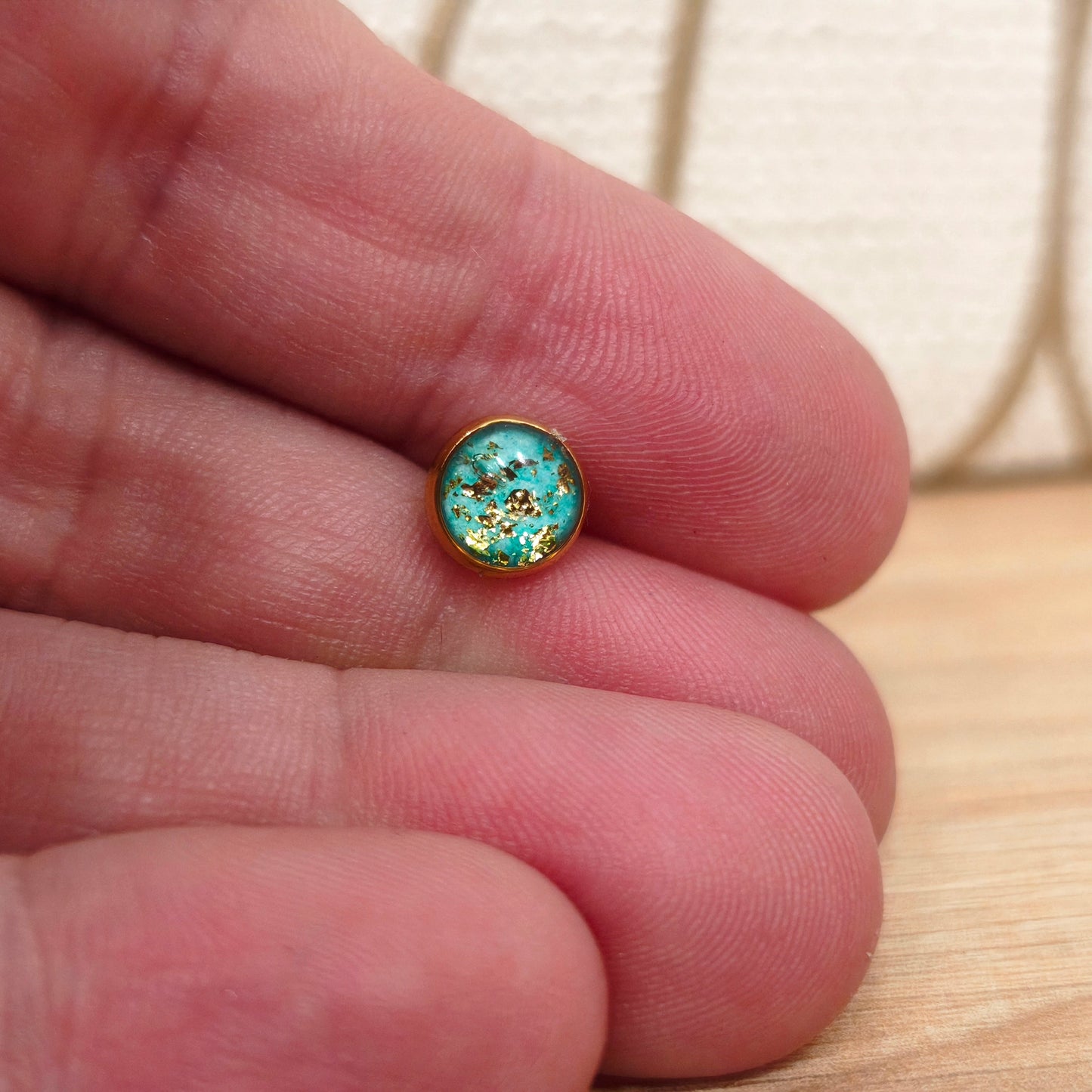 Taille boucles d'oreilles puce en aquarelle Novahé Bijoux