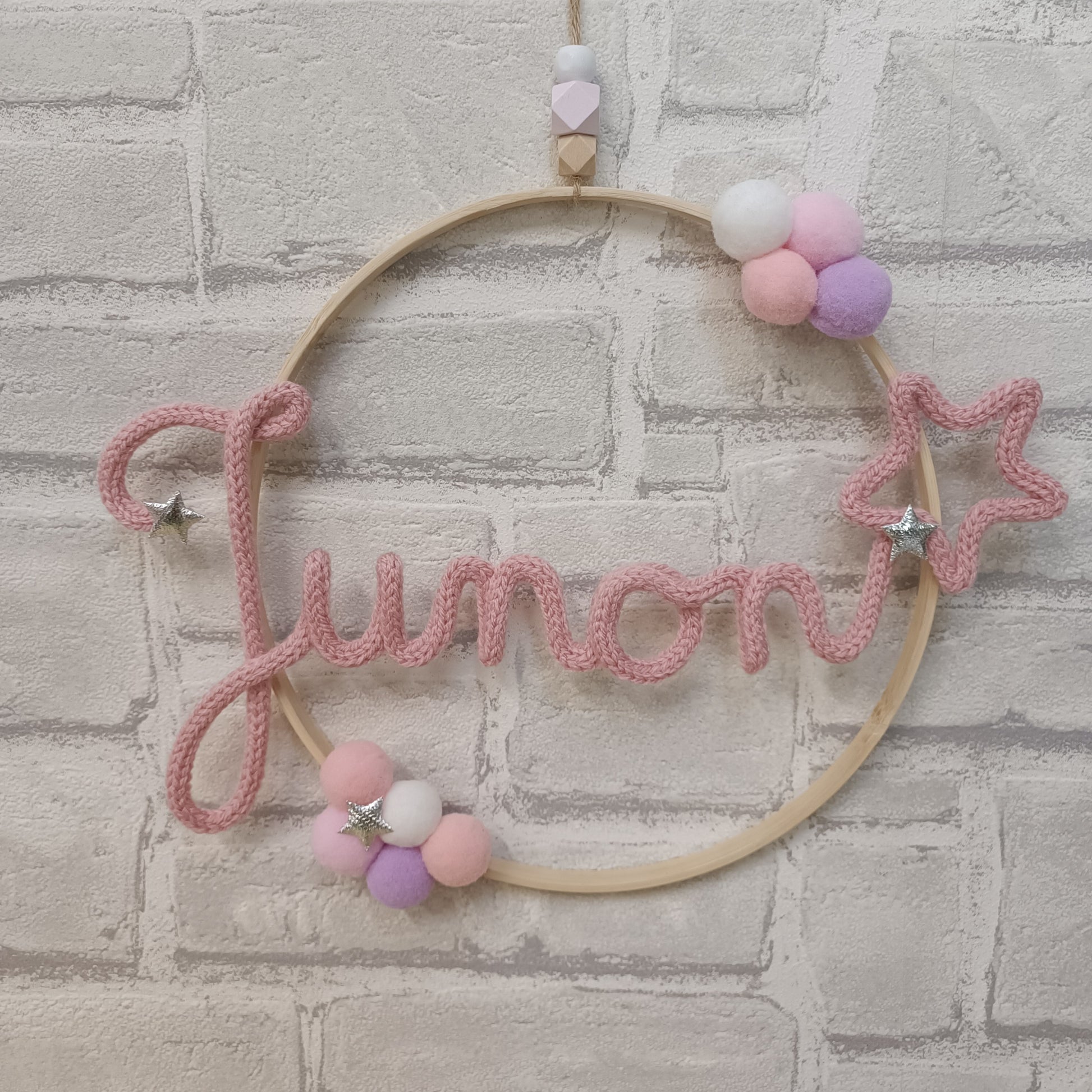 Tricotin prénom Junon motif étoile pour décoration de chambre de bébé