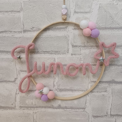 Tricotin prénom Junon motif étoile pour décoration de chambre de bébé