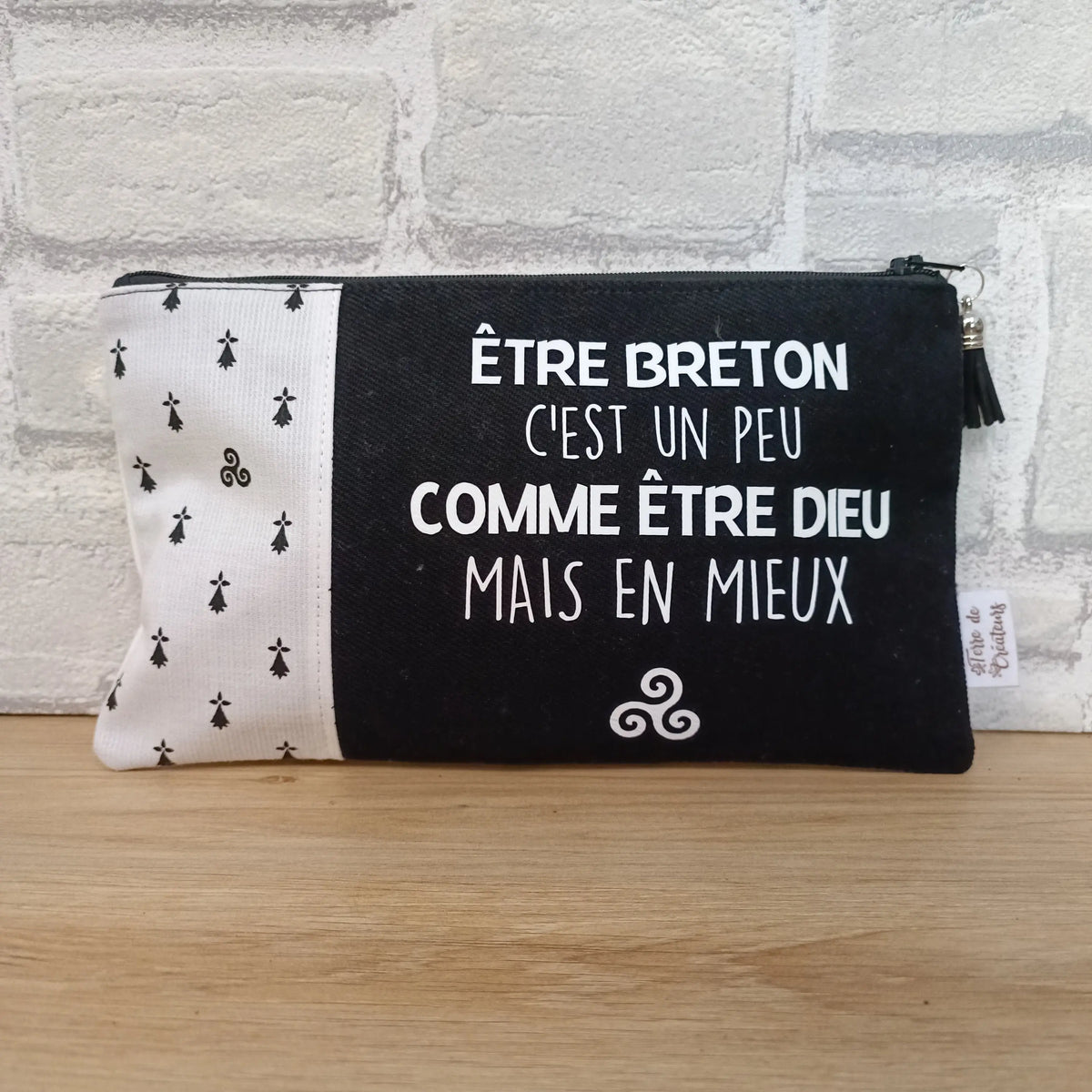Trousse bretonne artisanale avec message : Être Breton c'est un peu comme être Dieu mais en mieux